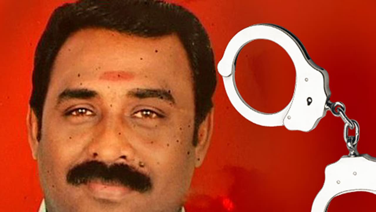 പയ്യോളി മനോജ് വധം; വിദേശത്തായിരുന്ന അവസാന പ്രതിയും പിടിയിൽ പയ്യോളി മനോജ് വധം; വിദേശത്തായിരുന്ന അവസാന പ്രതിയും പിടിയിൽ