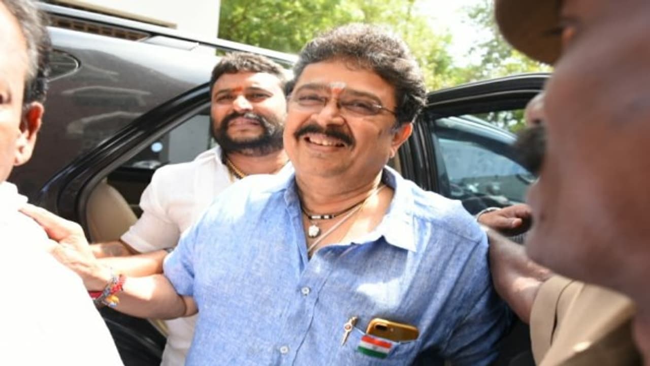 நடிகர் எஸ்.வி.சேகர் நீதிமனறத்தில் ஆஜர்…. பலத்த பாதுகாப்புடன் எக்மோர் கோர்ட்டுக்கு வந்தார்…. நடிகர் எஸ்.வி.சேகர் நீதிமனறத்தில் ஆஜர்…. பலத்த பாதுகாப்புடன் எக்மோர் கோர்ட்டுக்கு வந்தார்….