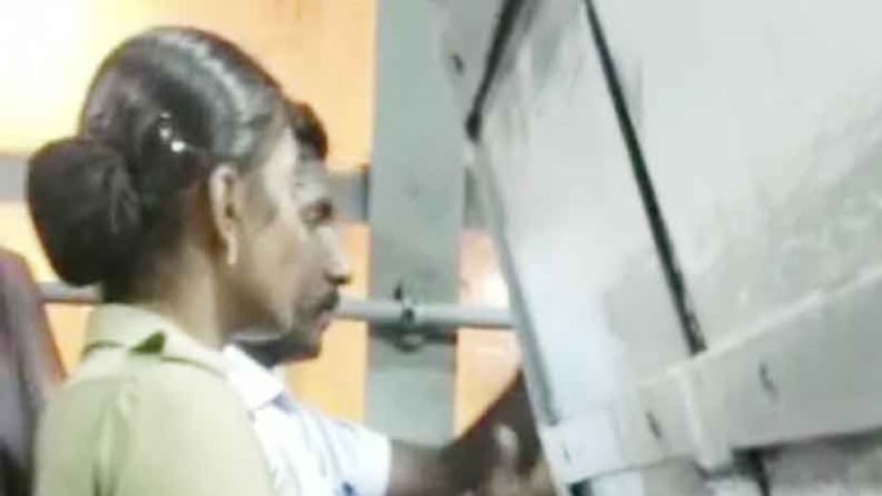 ఎస్పీ కార్యాలయంలోనే... ఒకే యువతితో ఇద్దరు పోలీసుల ప్రేమాయణం ఎస్పీ కార్యాలయంలోనే... ఒకే యువతితో ఇద్దరు పోలీసుల ప్రేమాయణం