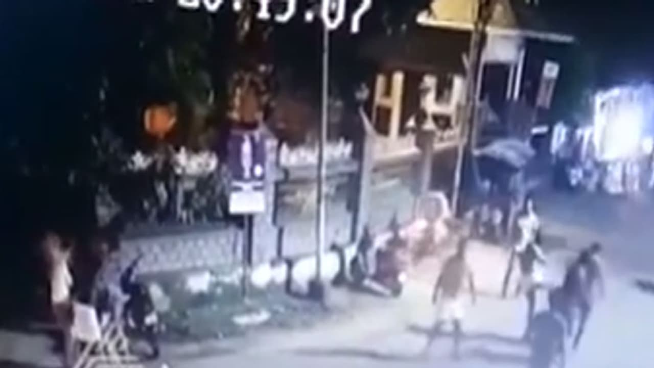 തൊടുപുഴയില് എസ്.എഫ്.ഐ ജില്ലാ സെക്രട്ടറി അടക്കമുള്ളവരുടെ അഴിഞ്ഞാട്ടം; പൊലീസുകാര്ക്ക് ക്രൂര മര്ദ്ദനം തൊടുപുഴയില് എസ്.എഫ്.ഐ ജില്ലാ സെക്രട്ടറി അടക്കമുള്ളവരുടെ അഴിഞ്ഞാട്ടം; പൊലീസുകാര്ക്ക് ക്രൂര മര്ദ്ദനം