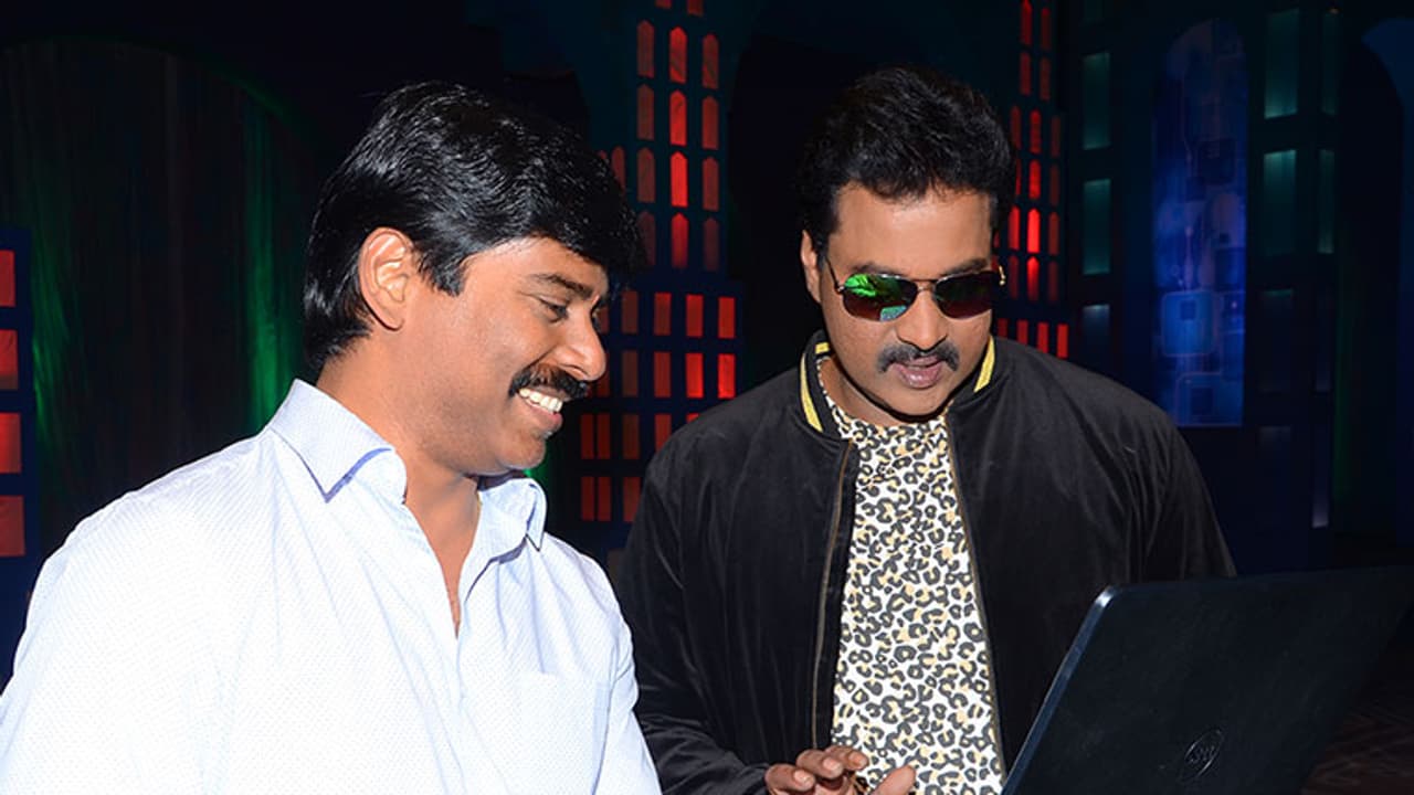 `మెట్రో` గీతామాధురి సాంగ్ని లాంచ్ చేసిన సునీల్ `మెట్రో` గీతామాధురి సాంగ్ని లాంచ్ చేసిన సునీల్