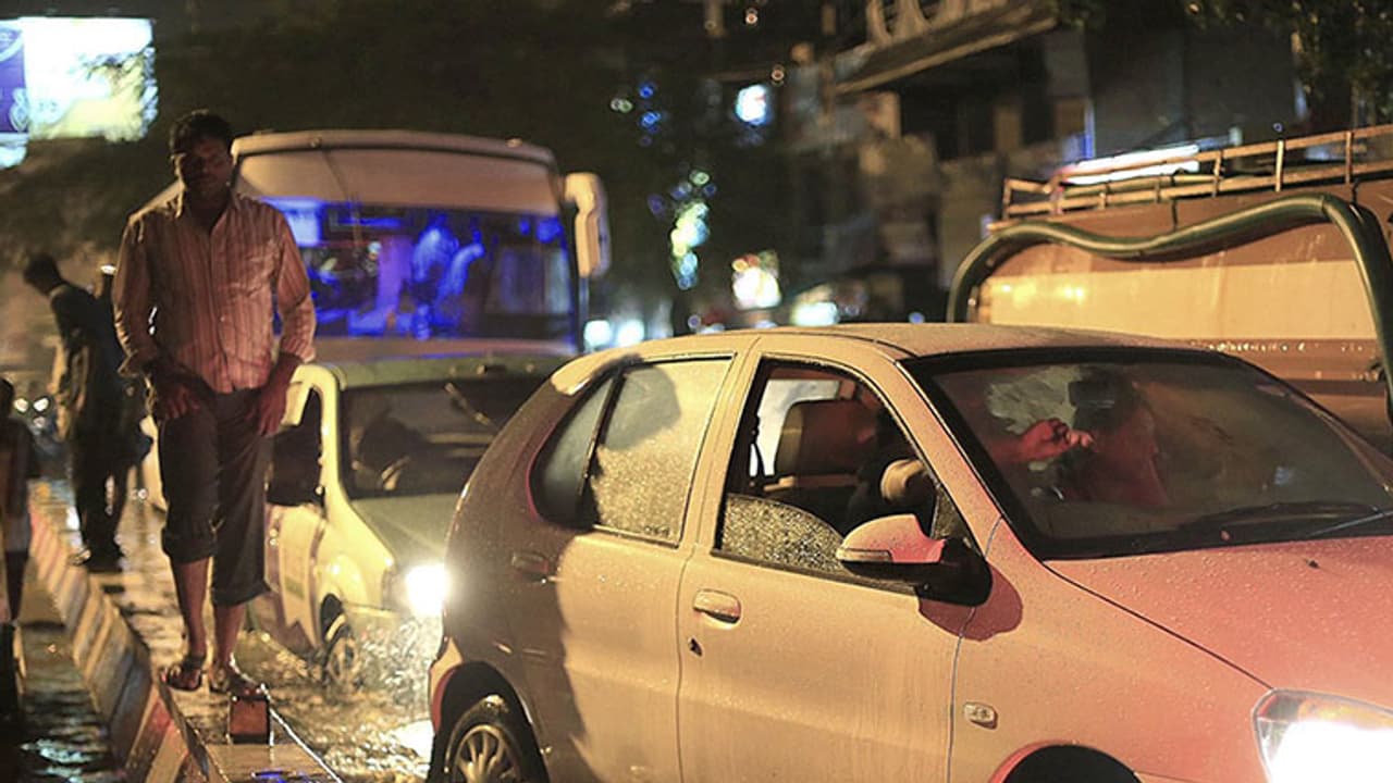 মঙ্গলবারও বদল নেই শহরের জলচিত্রে, জলমগ্ন বেঙ্গালুরুর একাধিক গুরুত্বপূর্ণ রাস্তা মঙ্গলবারও বদল নেই শহরের জলচিত্রে, জলমগ্ন বেঙ্গালুরুর একাধিক গুরুত্বপূর্ণ রাস্তা