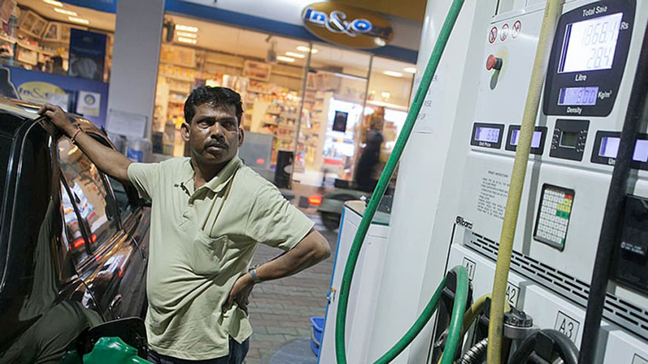 ಇಂದು ಮೂರನೇ ದಿನ: ಪೆಟ್ರೋಲ್ ದರ ಇಳಿಯಲಿದೆ ಅನುದಿನ? ಇಂದು ಮೂರನೇ ದಿನ: ಪೆಟ್ರೋಲ್ ದರ ಇಳಿಯಲಿದೆ ಅನುದಿನ?