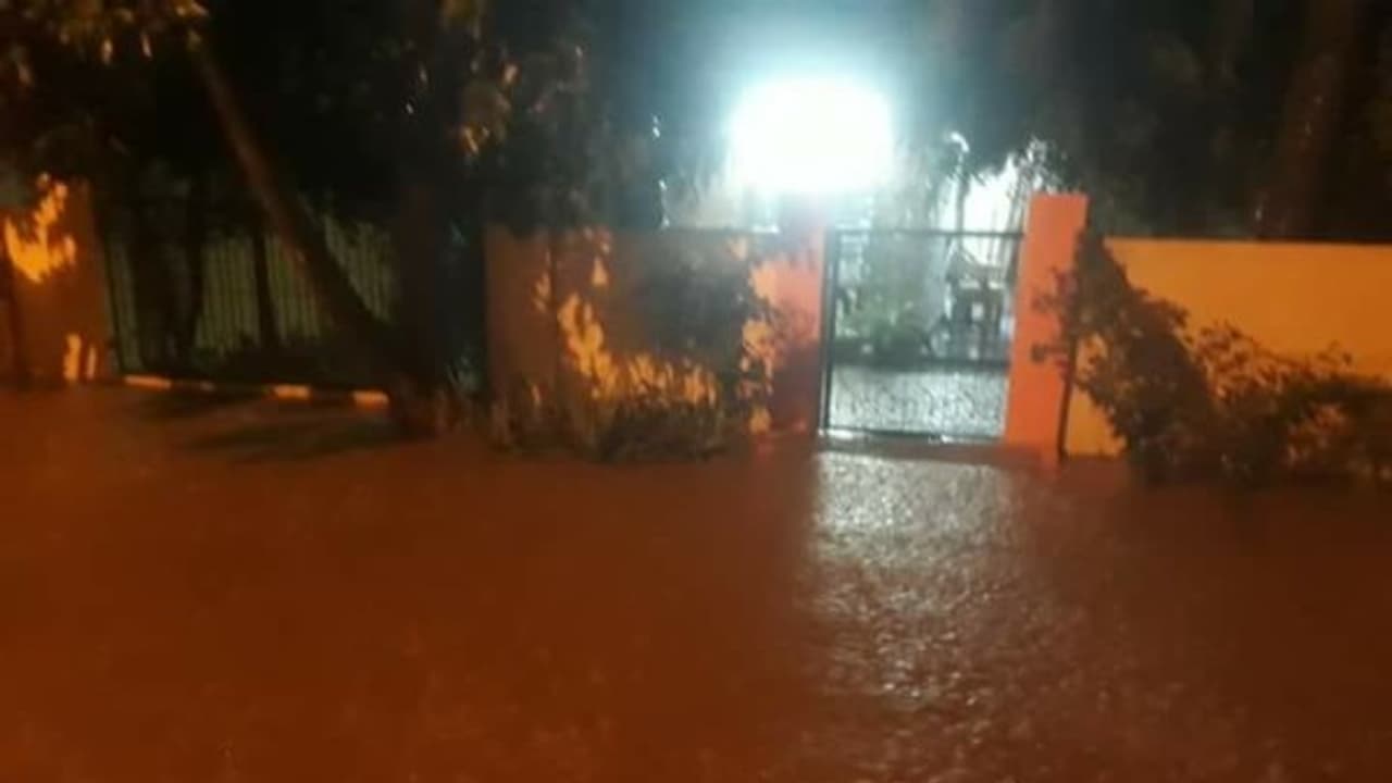 வெள்ளத்தில் அடித்துக் செல்லப்பட்ட சிறுவன்…. சேலத்தில் சினிமா பார்த்துவிட்டு திரும்பி வரும்போது நடந்த விபரீதம் !! . வெள்ளத்தில் அடித்துக் செல்லப்பட்ட சிறுவன்…. சேலத்தில் சினிமா பார்த்துவிட்டு திரும்பி வரும்போது நடந்த விபரீதம் !! .