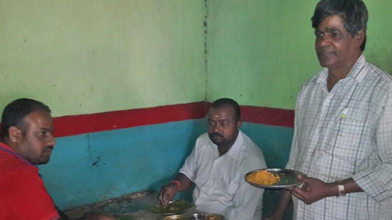 ಹೋಟೆಲ್'ನಲ್ಲಿ ನೆಮ್ಮದಿಯಾಗಿ ಊಟ ಮಾಡಿರಿ; ಜಿಎಸ್'ಟಿ ದರ ಇನ್ನೂ ಕಡಿಮೆ ಹೋಟೆಲ್'ನಲ್ಲಿ ನೆಮ್ಮದಿಯಾಗಿ ಊಟ ಮಾಡಿರಿ; ಜಿಎಸ್'ಟಿ ದರ ಇನ್ನೂ ಕಡಿಮೆ