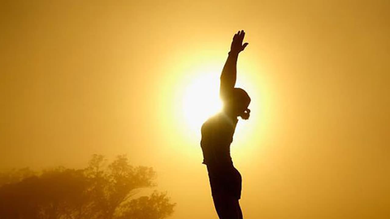 സൂര്യനമസ്കാരം ചെയ്യുന്നത് കൊണ്ടുള്ള 5 ഗുണങ്ങൾ സൂര്യനമസ്കാരം ചെയ്യുന്നത് കൊണ്ടുള്ള 5 ഗുണങ്ങൾ