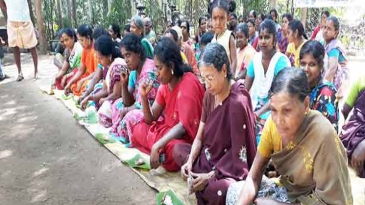 பணத்தை சாப்பிட்ட பெண்கள் கதிராமங்கலத்தில் நூதன போராட்டம்!! பணத்தை சாப்பிட்ட பெண்கள் கதிராமங்கலத்தில் நூதன போராட்டம்!!