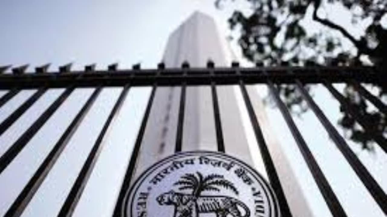 வங்கிக் கணக்குடன், ஆதார் எண் இணைக்க தேவையில்லை !! ரிசர்வ் வங்கி அதிரடி !!!