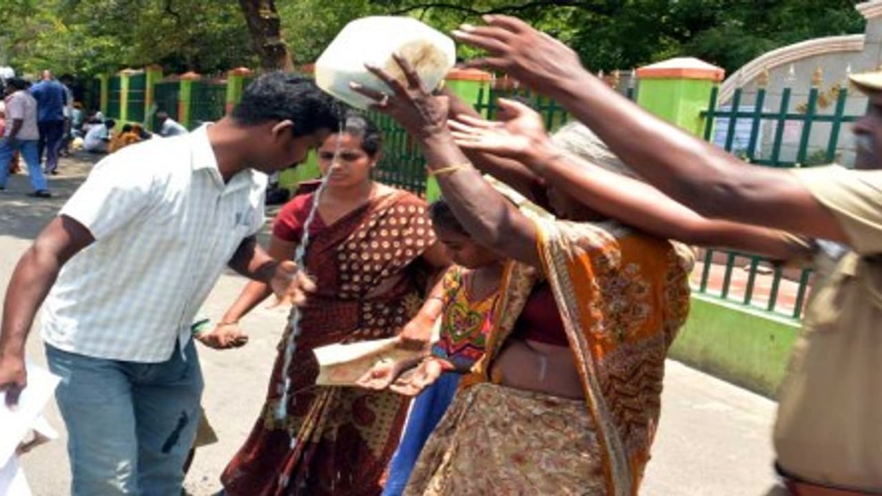 புகாருக்கு 6 மாதங்களாகியும் நடவடிக்கை எடுக்காததால் குடும்பத்தோடு பெண் ஆட்சியர் அலுவலகத்தில் தீக்குளிக்க முயற்சி; புகாருக்கு 6 மாதங்களாகியும் நடவடிக்கை எடுக்காததால் குடும்பத்தோடு பெண் ஆட்சியர் அலுவலகத்தில் தீக்குளிக்க முயற்சி;