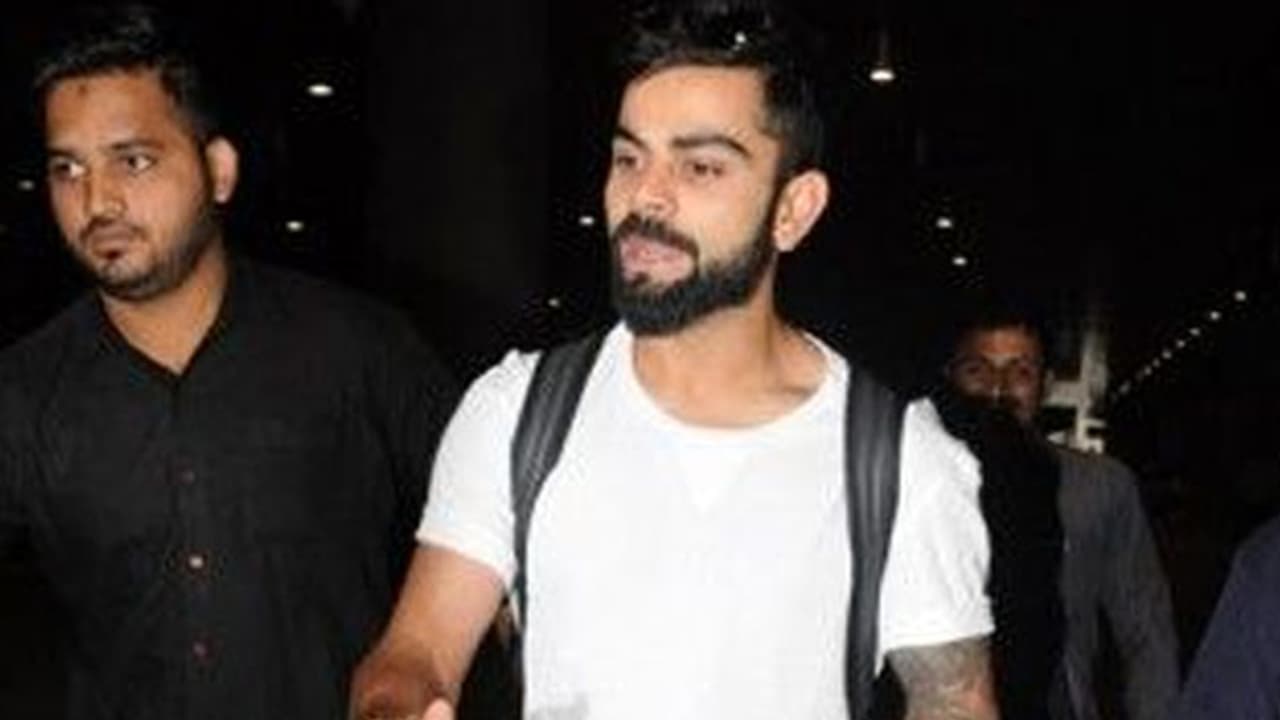 ಅಬ್ಬಾ...! ವಿರಾಟ್ ಕೊಹ್ಲಿ ಪರ್ಸ್ ಬೆಲೆ ಎಷ್ಟು ಗೊತ್ತಾ..? ಅಬ್ಬಾ...! ವಿರಾಟ್ ಕೊಹ್ಲಿ ಪರ್ಸ್ ಬೆಲೆ ಎಷ್ಟು ಗೊತ್ತಾ..?