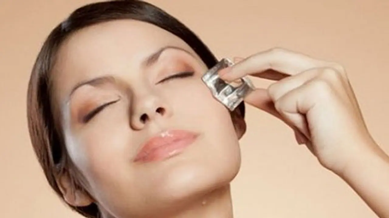 গরম থেকে মুক্তি পেতে ত্বকে বরফ ঘষছেন? জেনে নিন এতে ত্বকের আদৌ উপকার হয় কি না