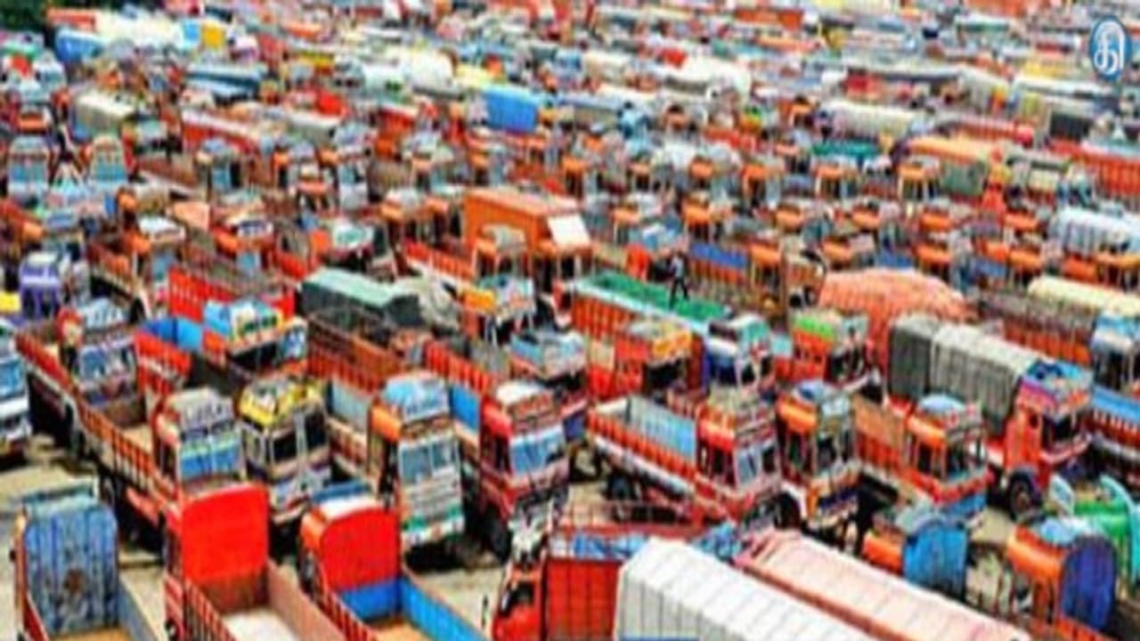 திட்டமிட்டபடி தொடங்கியது லாரிகள் வேலை நிறுத்தம்…. இனி அத்தியாவசிப் பொருட்கள் விலை ஜிவ்!! திட்டமிட்டபடி தொடங்கியது லாரிகள் வேலை நிறுத்தம்…. இனி அத்தியாவசிப் பொருட்கள் விலை ஜிவ்!!