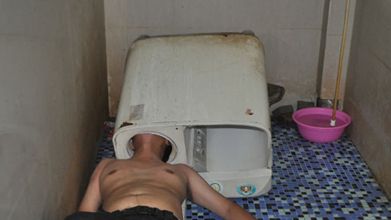 തകരാര് പരിശോധിക്കാന് വാഷിംഗ് മെഷീനിന് അകത്തേക്ക് കഴുത്തിട്ട യുവാവ് കുടുങ്ങി തകരാര് പരിശോധിക്കാന് വാഷിംഗ് മെഷീനിന് അകത്തേക്ക് കഴുത്തിട്ട യുവാവ് കുടുങ്ങി