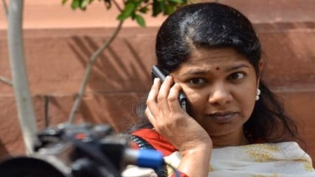 கால் வலிக்க நிற்கும் கனிமொழி! கதறி அழும் கருணாநிதியின் ஆவி ! கண்டுகொள்ளாத ஸ்டாலின்: தி.மு.க. திகுதிகு! கால் வலிக்க நிற்கும் கனிமொழி! கதறி அழும் கருணாநிதியின் ஆவி ! கண்டுகொள்ளாத ஸ்டாலின்: தி.மு.க. திகுதிகு!