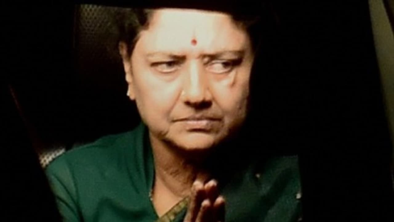 அந்தம்மா வெளியில வந்தா புருஷனை பார்க்க மாட்டாங்க... சசியின் பரோல் முயற்சியை தடுத்தவர்கள் யார், யார்? அந்தம்மா வெளியில வந்தா புருஷனை பார்க்க மாட்டாங்க... சசியின் பரோல் முயற்சியை தடுத்தவர்கள் யார், யார்?