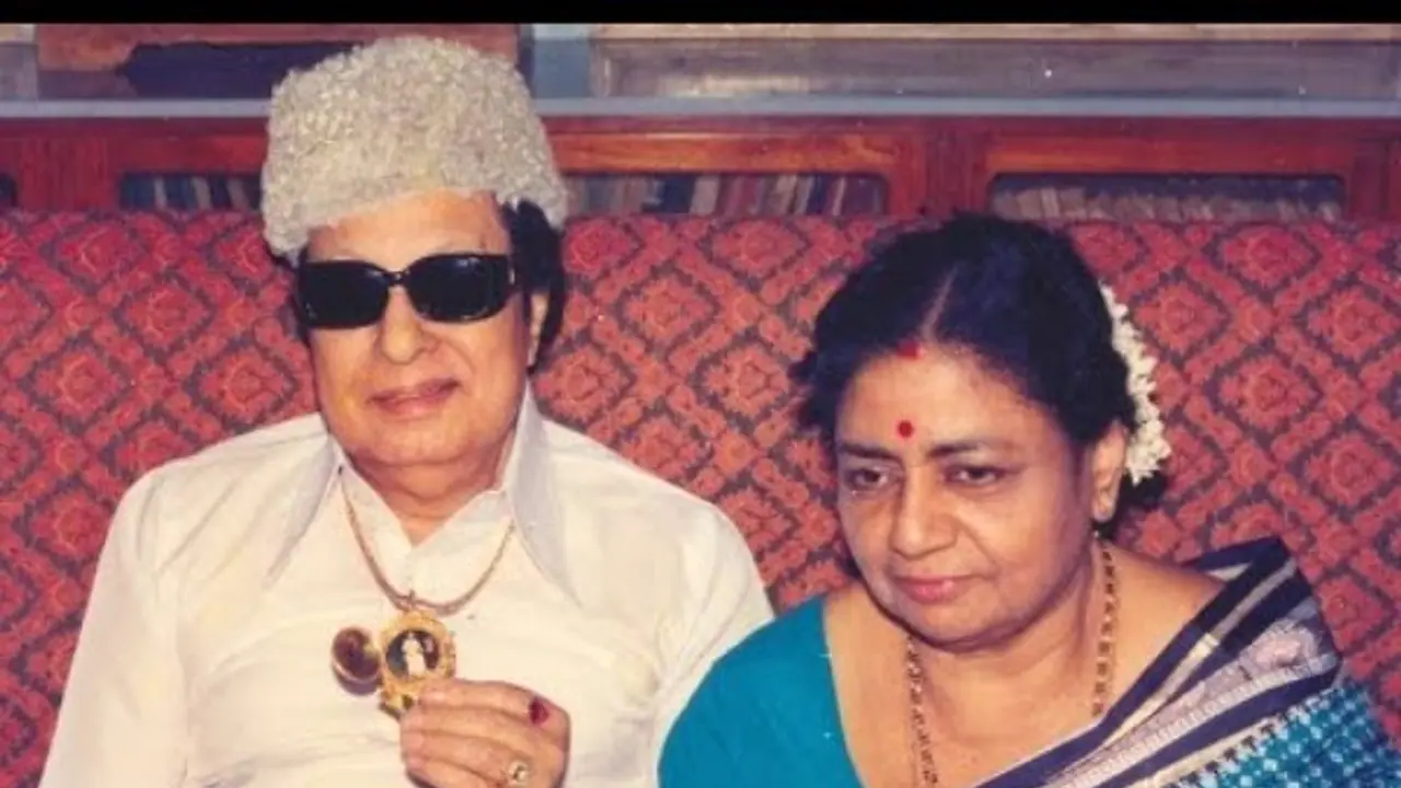 எம்.ஜி.ஆரின் மனைவியாக நடிக்கும் 'கபாலி' நடிகை..! எம்.ஜி.ஆரின் மனைவியாக நடிக்கும் 'கபாலி' நடிகை..!