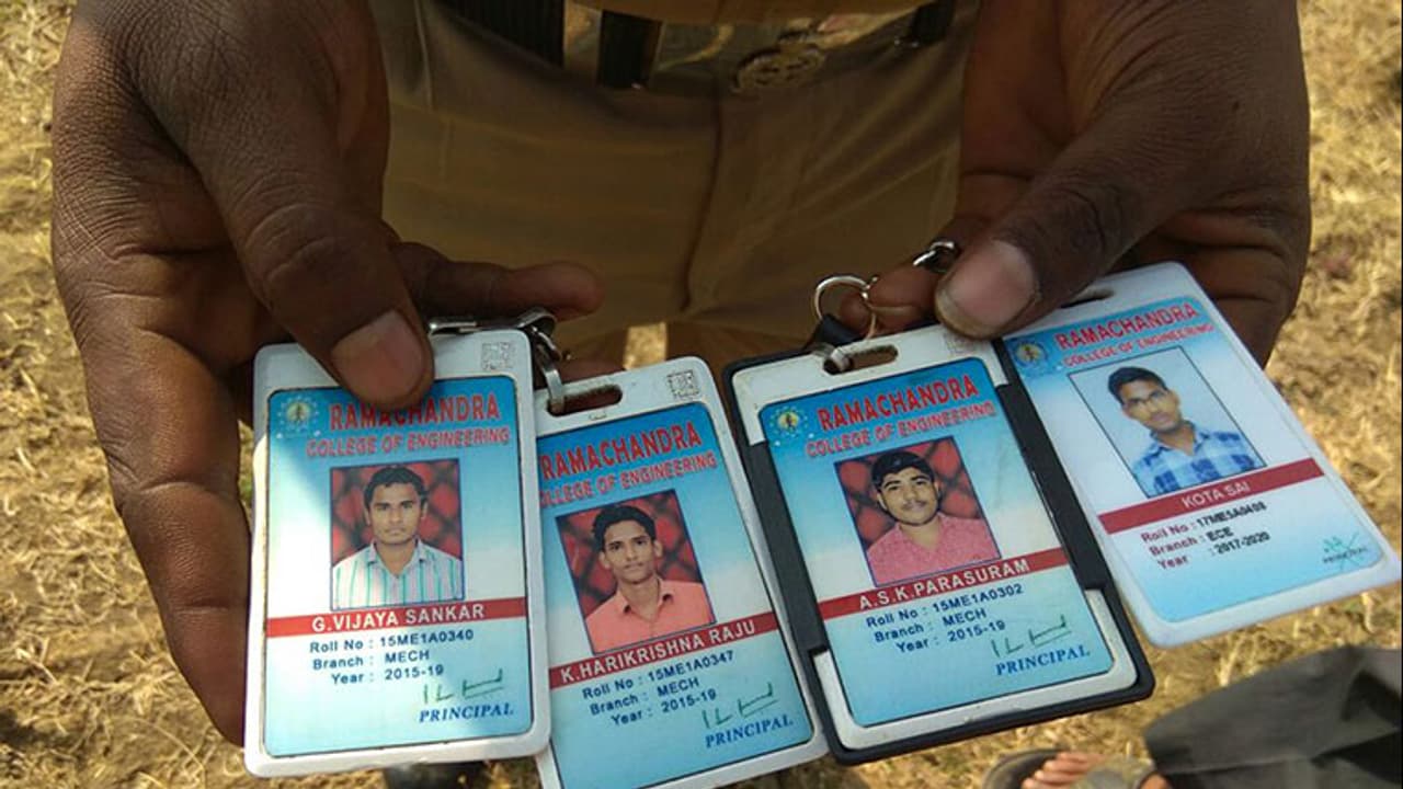 చెరువులో పడి నలుగురు విద్యార్థులు గల్లంతు చెరువులో పడి నలుగురు విద్యార్థులు గల్లంతు