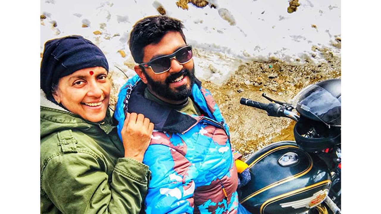 അമ്മയെയും കൂട്ടി ഒരു കിടിലന് ലോംഗ് ട്രിപ്പ്; യുവാവിന്റെ പോസ്റ്റ് വൈറലാവുന്നു അമ്മയെയും കൂട്ടി ഒരു കിടിലന് ലോംഗ് ട്രിപ്പ്; യുവാവിന്റെ പോസ്റ്റ് വൈറലാവുന്നു