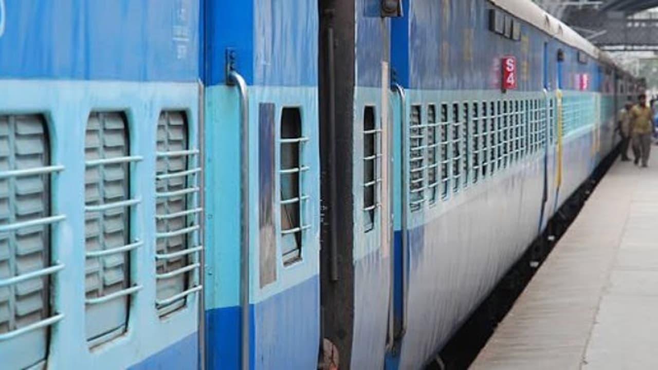 চলার পথে জলের দরে বডি ম্যাসাজ, অভিনব উদ্যোগ ভারতীয় রেলের চলার পথে জলের দরে বডি ম্যাসাজ, অভিনব উদ্যোগ ভারতীয় রেলের