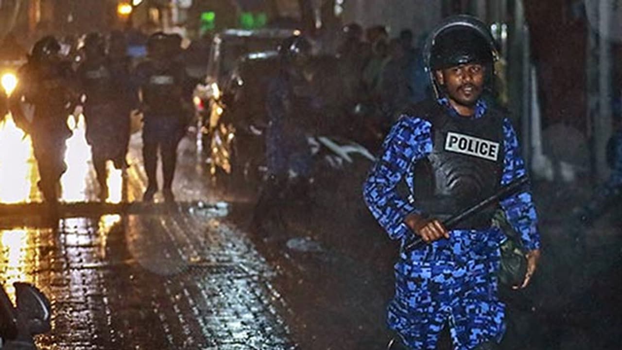 അടിയന്തരാവസ്ഥ: മാലദ്വീപില് ഇന്ത്യക്കാരായ രണ്ട് മാധ്യമപ്രവര്ത്തകര് അറസ്റ്റില് അടിയന്തരാവസ്ഥ: മാലദ്വീപില് ഇന്ത്യക്കാരായ രണ്ട് മാധ്യമപ്രവര്ത്തകര് അറസ്റ്റില്