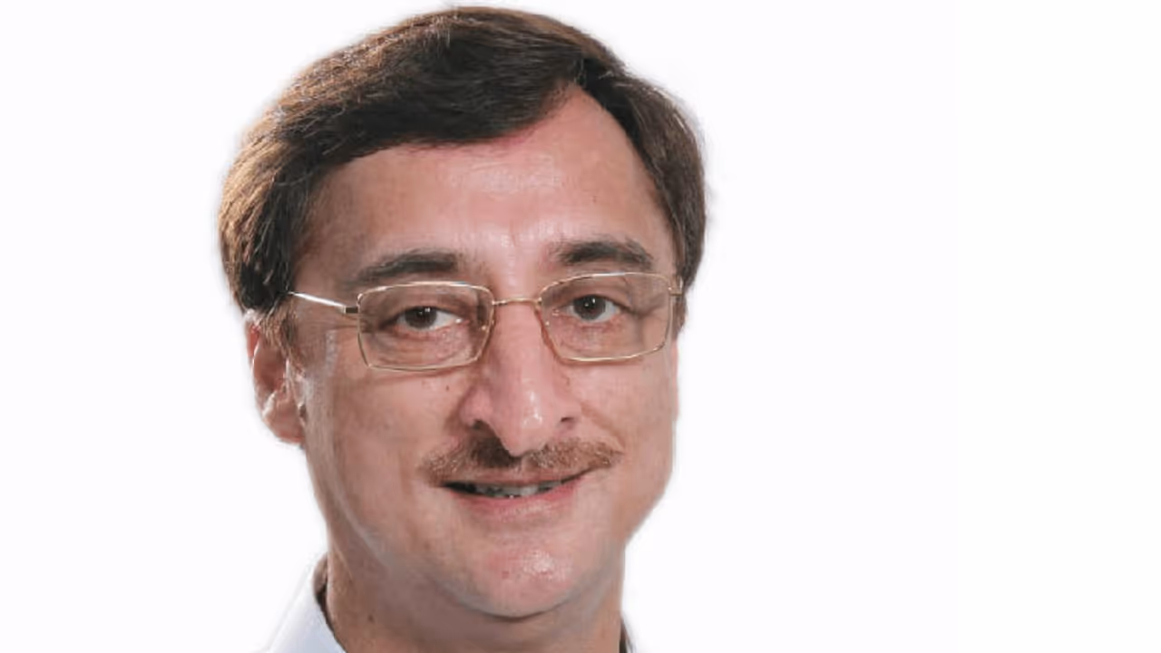 Congress MP faces ire of Youth Congress over decision to appear for LDF minister Congress MP faces ire of Youth Congress over decision to appear for LDF minister