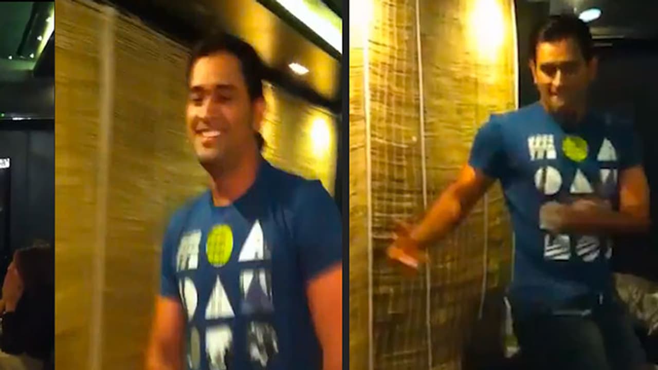 ക്രിക്കറ്റ് മാത്രമല്ല ഡാന്സ് കളിക്കാനും ധോണിക്കറിയാം: വീഡിയോ ക്രിക്കറ്റ് മാത്രമല്ല ഡാന്സ് കളിക്കാനും ധോണിക്കറിയാം: വീഡിയോ