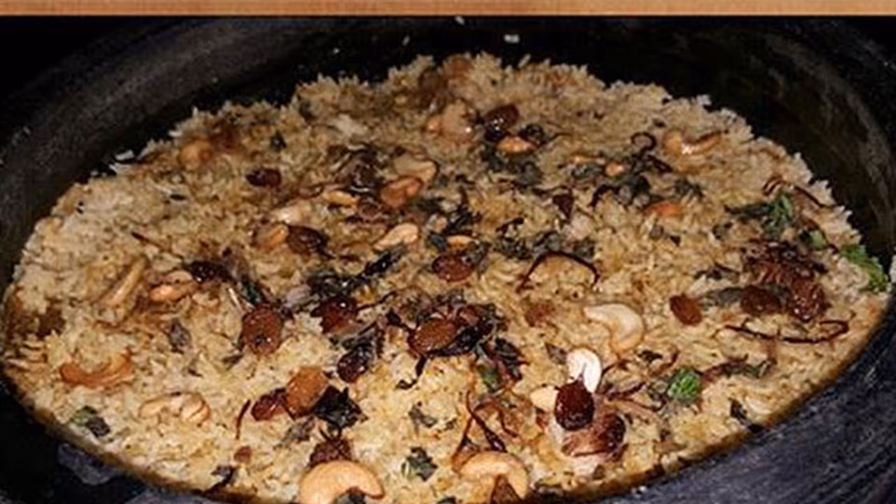 മട്ടൻ ബിരിയാണെന്ന പേരിൽ ബീഫ് ബിരിയാണി വിളമ്പിയെന്ന് പരാതി, ഹോട്ടലുകളിൽ റെയ്ഡ്, രണ്ട് പേർ അറസ്റ്റിൽ മട്ടൻ ബിരിയാണെന്ന പേരിൽ ബീഫ് ബിരിയാണി വിളമ്പിയെന്ന് പരാതി, ഹോട്ടലുകളിൽ റെയ്ഡ്, രണ്ട് പേർ അറസ്റ്റിൽ