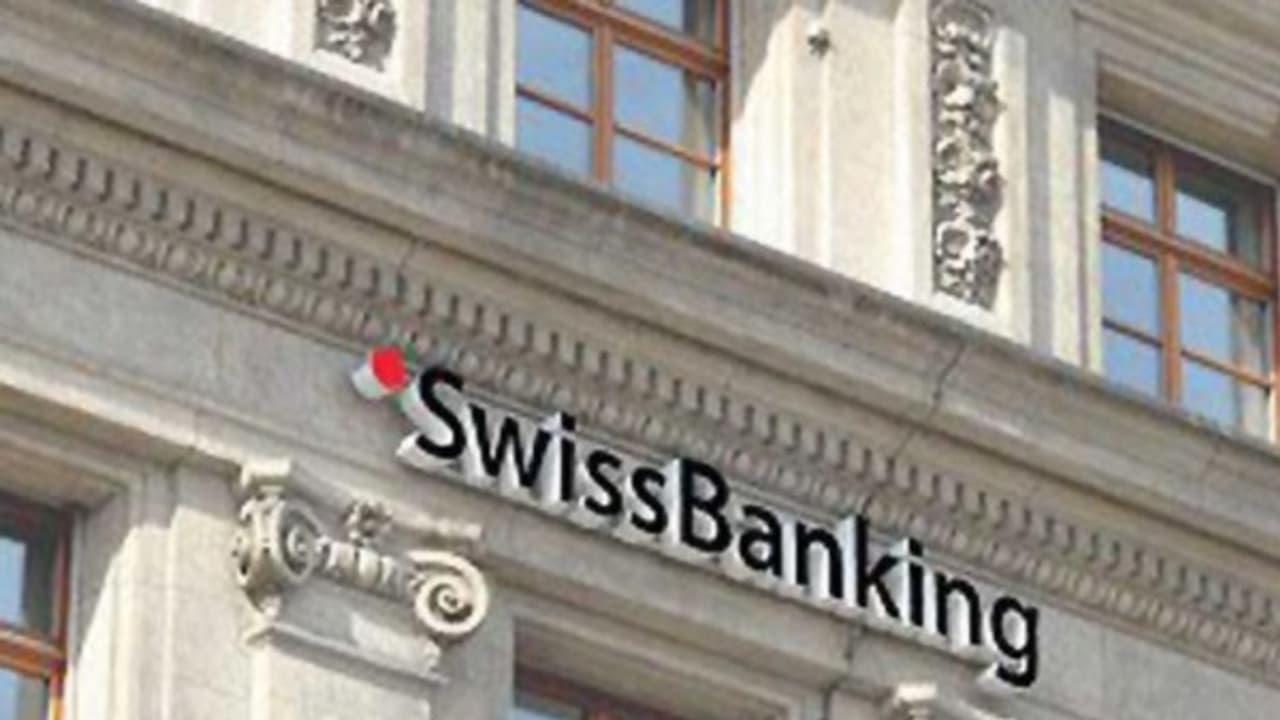 அடுத்த அதிரடி... கறுப்பு பணம் பதுக்கிய இந்தியர்கள் யார்..? மத்திய அரசிடம் சுவிஸ் வங்கி இன்று பட்டியல் அளிப்பதாக தகவல்! அடுத்த அதிரடி... கறுப்பு பணம் பதுக்கிய இந்தியர்கள் யார்..? மத்திய அரசிடம் சுவிஸ் வங்கி இன்று பட்டியல் அளிப்பதாக தகவல்!