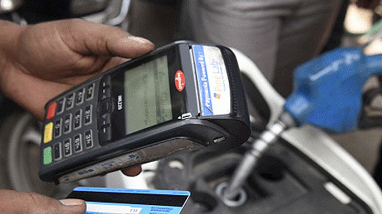 ಪೆಟ್ರೋಲ್ ಬಂಕ್ಗಳಲ್ಲಿ ಕ್ರೆಡಿಟ್, ಡೆಬಿಟ್ ಕಾರ್ಡ್ ಸಲೀಸು: ಬಂಕ್ ಮಾಲೀಕರ ಧರಣಿ ತಾತ್ಕಾಲಿಕ ಹಿಂಪಡೆತ ಪೆಟ್ರೋಲ್ ಬಂಕ್ಗಳಲ್ಲಿ ಕ್ರೆಡಿಟ್, ಡೆಬಿಟ್ ಕಾರ್ಡ್ ಸಲೀಸು: ಬಂಕ್ ಮಾಲೀಕರ ಧರಣಿ ತಾತ್ಕಾಲಿಕ ಹಿಂಪಡೆತ