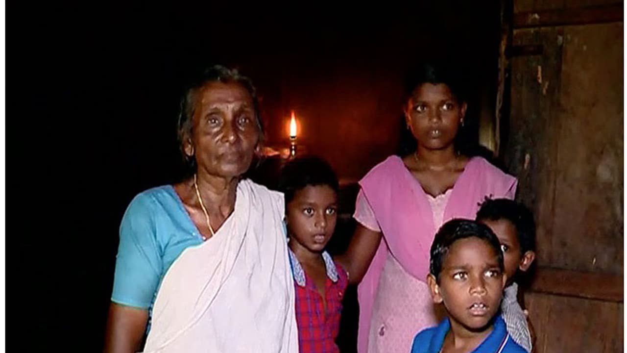 തല ചായ്ക്കാന് ഒരിടമില്ലാതെ ഒരു പതിനാറു വയസുകാരിയും മൂന്ന് ഇളയ കുട്ടികളും തല ചായ്ക്കാന് ഒരിടമില്ലാതെ ഒരു പതിനാറു വയസുകാരിയും മൂന്ന് ഇളയ കുട്ടികളും