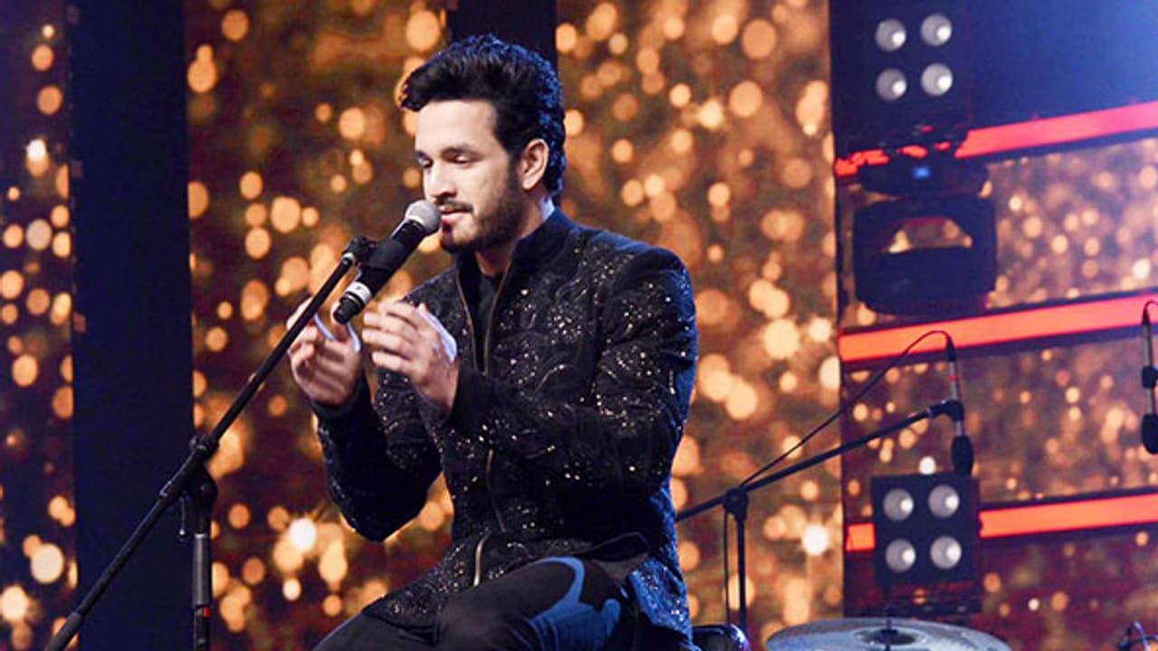 నాగార్జునకు ఊహించని సర్ ప్రైజ్ ఇచ్చిన అఖిల్ నాగార్జునకు ఊహించని సర్ ప్రైజ్ ఇచ్చిన అఖిల్