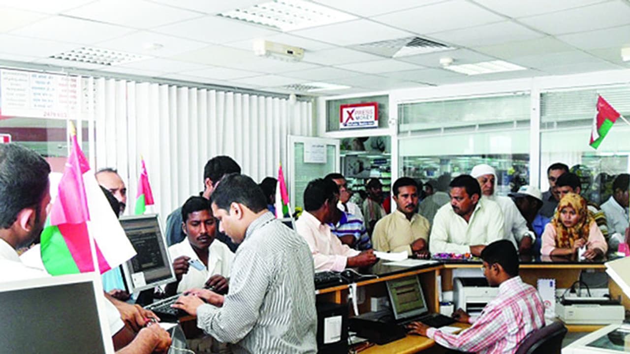 രൂപ കൂടുതല്‍ ദുര്‍ബലമാകുന്നു; നേട്ടം ഉപയോഗപ്പെടുത്താനാവാതെ പ്രവാസികള്‍