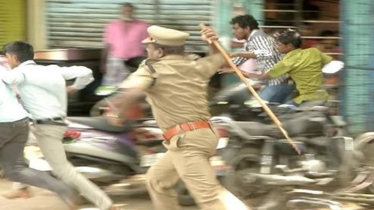 சசிகலா துணிகள் கொண்டு வந்த கார் மீது தாக்குதல் – போலீஸ் தடியடி சசிகலா துணிகள் கொண்டு வந்த கார் மீது தாக்குதல் – போலீஸ் தடியடி