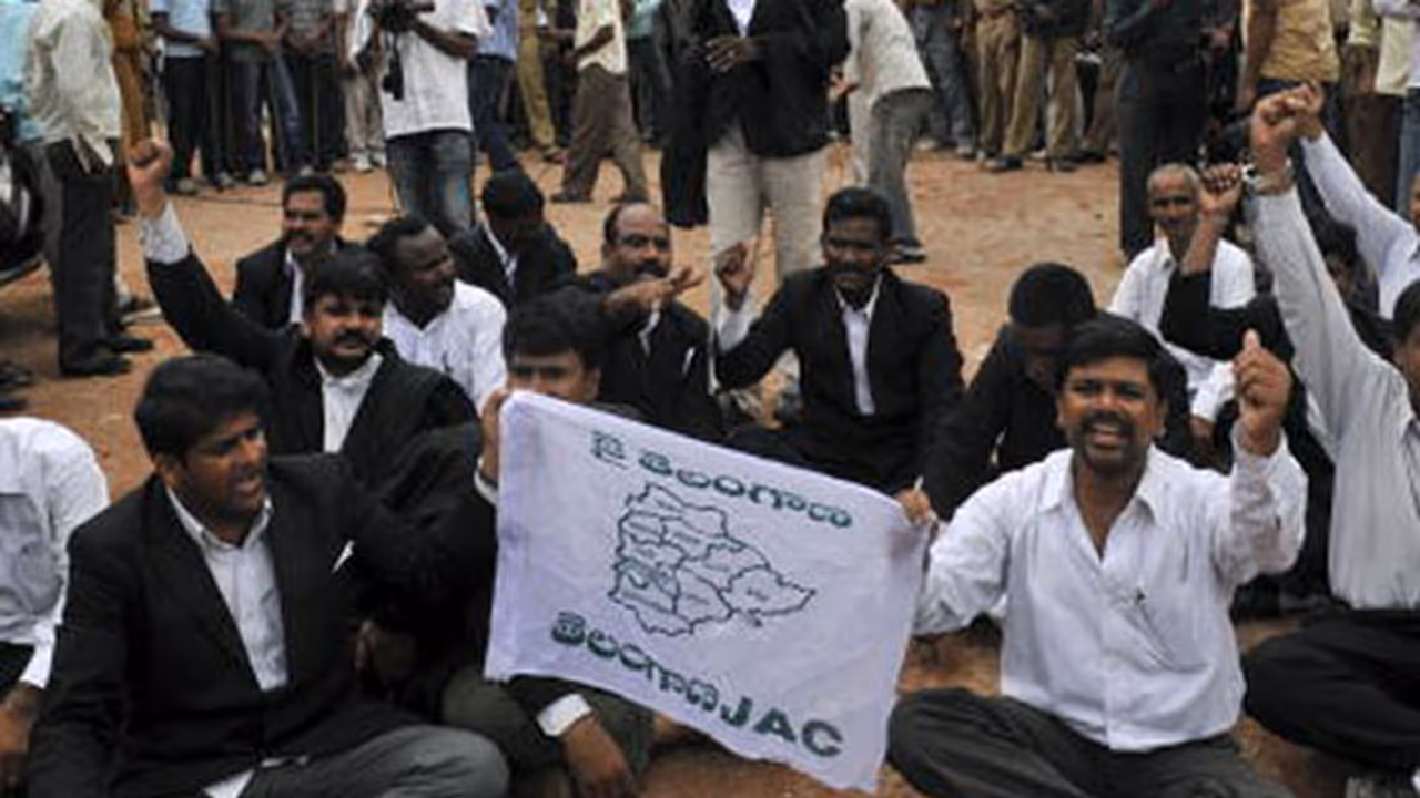 Telangana advocates claim conspiracy, stage 'Maha Dharna' Telangana advocates claim conspiracy, stage 'Maha Dharna'
