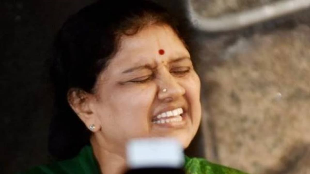 கட்சிய தினகரன் காலி செய்துடுவார்...போட்டுக் கொடுத்த நிர்வாகிகள்! அரண்டு போன சசிகலா! கட்சிய தினகரன் காலி செய்துடுவார்...போட்டுக் கொடுத்த நிர்வாகிகள்! அரண்டு போன சசிகலா!