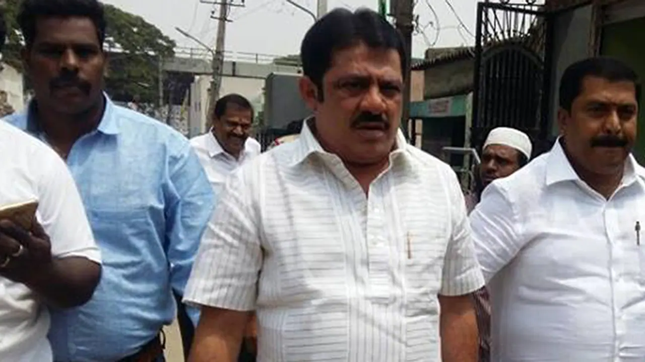 ಅತ್ತ ಡಿಕೆಶಿಗೆ ಇಡಿ ಉರುಳು.. ಇತ್ತ ಜಮೀರ್ಗೆ ಸಿಬಿಐ ನೋಟಿಸ್ ಅತ್ತ ಡಿಕೆಶಿಗೆ ಇಡಿ ಉರುಳು.. ಇತ್ತ ಜಮೀರ್ಗೆ ಸಿಬಿಐ ನೋಟಿಸ್