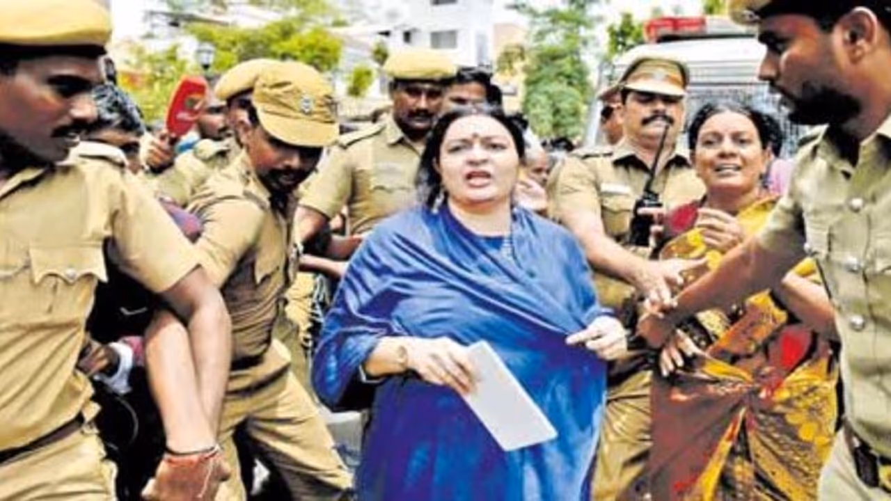 "அத்தையின் சொத்து எனக்கு வேண்டாம்... அவரது அரசியல் வாரிசு எனும் அங்கீகாரம் போதும்" தீபா உருக்கம் "அத்தையின் சொத்து எனக்கு வேண்டாம்... அவரது அரசியல் வாரிசு எனும் அங்கீகாரம் போதும்" தீபா உருக்கம்