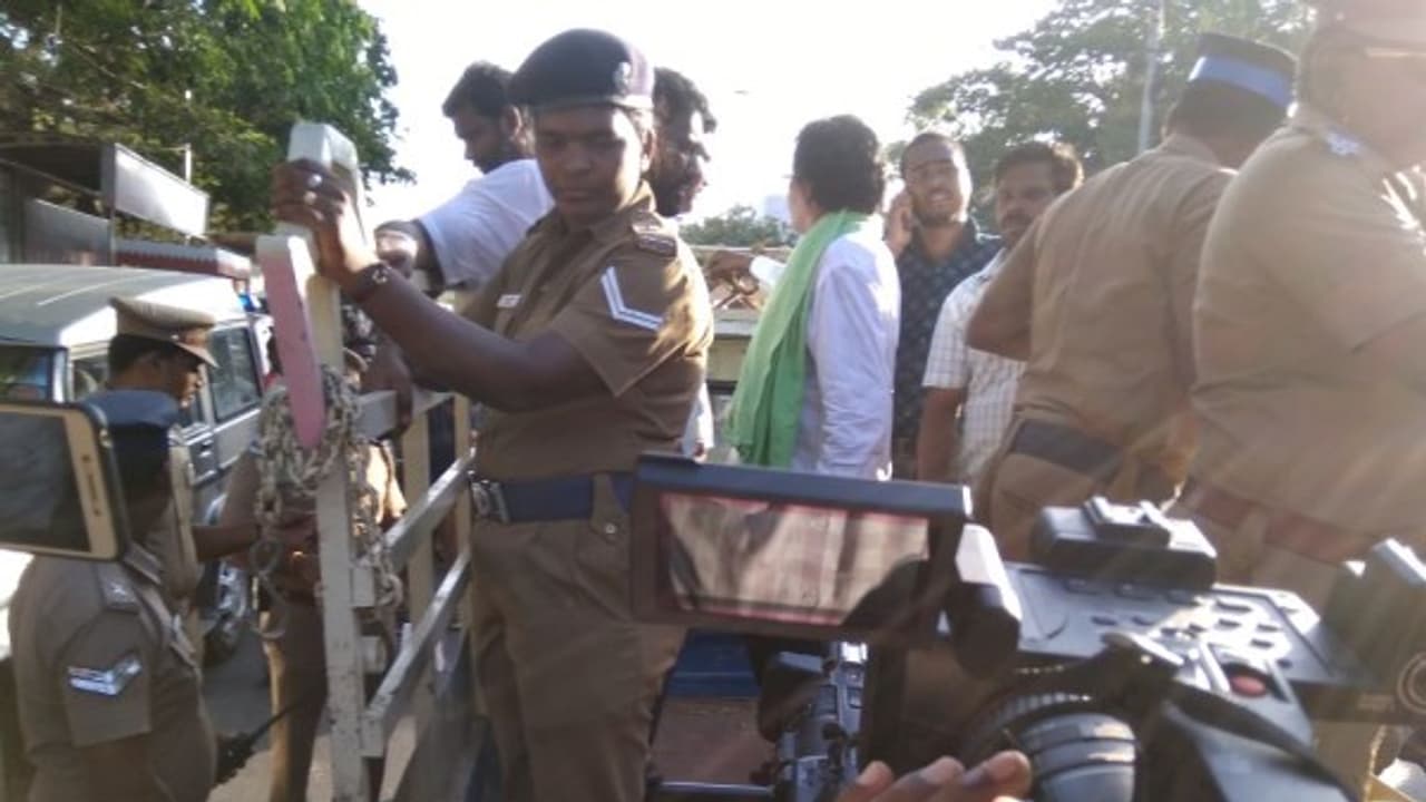 போராட்டம் செய்த நால்வரை குட்டியானை வண்டியில் அழைத்து சென்ற போலீசார்..! சினிமாபட காட்சியை மிஞ்சிய செம மாஸ்..! போராட்டம் செய்த நால்வரை குட்டியானை வண்டியில் அழைத்து சென்ற போலீசார்..! சினிமாபட காட்சியை மிஞ்சிய செம மாஸ்..!