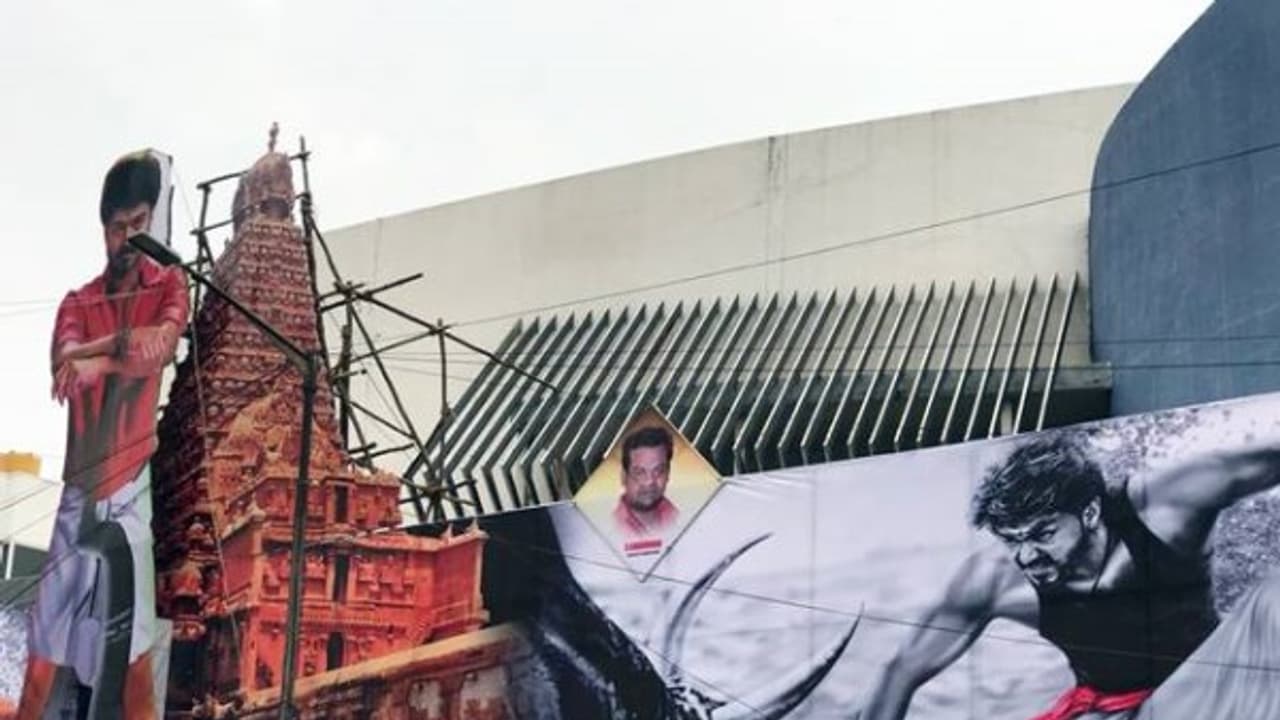 மெர்சலுக்கு கன்னட அமைப்புகள் காட்டிய கடும் எதிர்ப்பு! விஜய் ரசிகர்களுடன் மோதல்! மெர்சலுக்கு கன்னட அமைப்புகள் காட்டிய கடும் எதிர்ப்பு! விஜய் ரசிகர்களுடன் மோதல்!