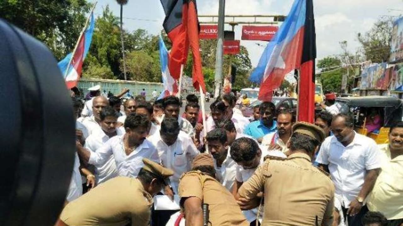 கலைந்து செல்லவில்லை என்றால் துப்பாக்கியால் சுட்டுருவேன்...! திமுக எம்எல்ஏவை மிரட்டிய எஸ்.பி.! கலைந்து செல்லவில்லை என்றால் துப்பாக்கியால் சுட்டுருவேன்...! திமுக எம்எல்ஏவை மிரட்டிய எஸ்.பி.!