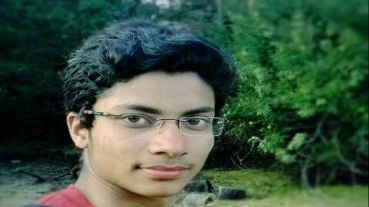 கல்லூரி மாணவர் கடத்தல் – 10 லட்சம் கேட்டு மர்ம நபர்கள் மிரட்டல்… கல்லூரி மாணவர் கடத்தல் – 10 லட்சம் கேட்டு மர்ம நபர்கள் மிரட்டல்…