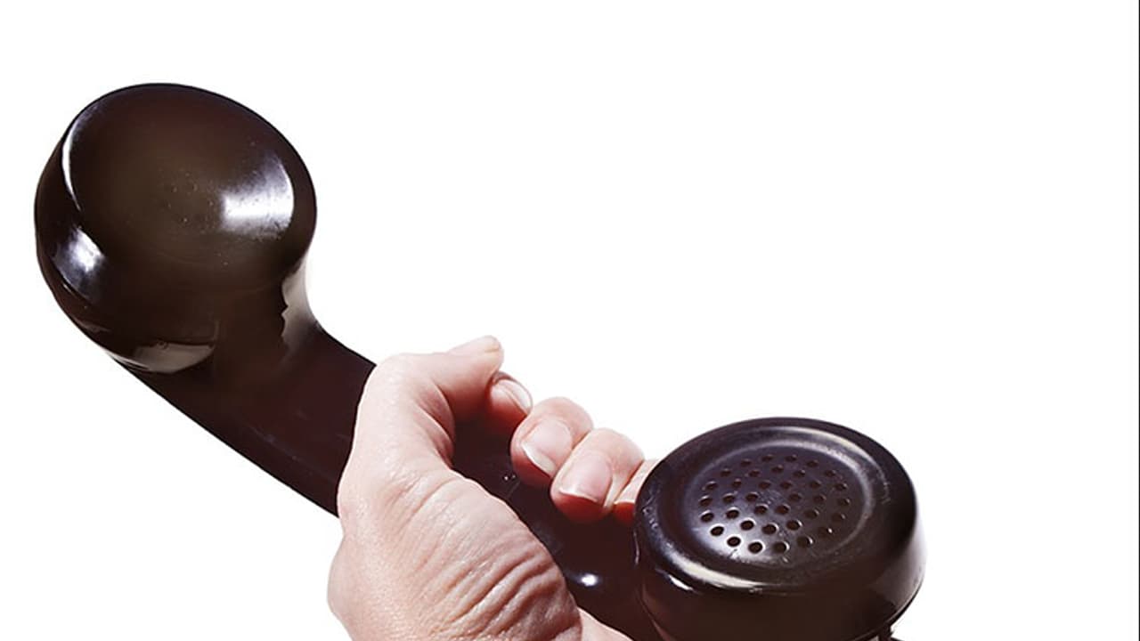 ശല്യം അസഹ്യം; വീട്ടിലേക്ക് വിളിക്കരുതെന്ന് യുവാവിനോട് കോടതി ശല്യം അസഹ്യം; വീട്ടിലേക്ക് വിളിക്കരുതെന്ന് യുവാവിനോട് കോടതി