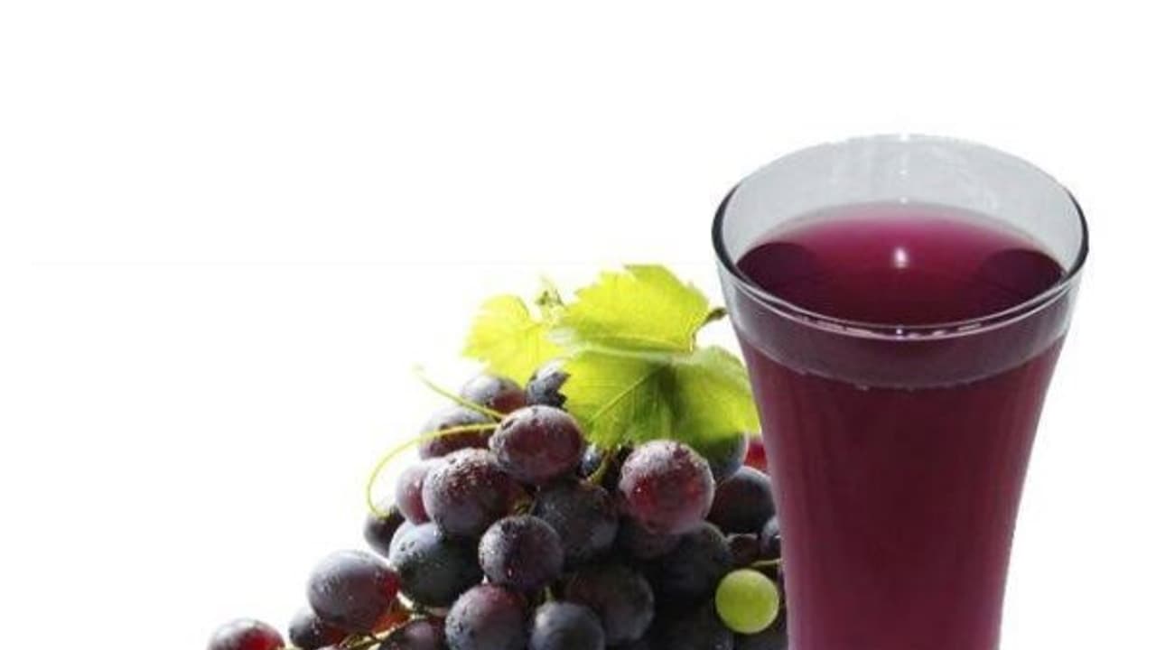 உங்களுக்குத் தெரியுமா? இரண்டு கிளாஸ் திராட்சைப் பழரசம் குடிப்பது ஐந்து பிளேட் பச்சைக் காய்கறிகளை உண்பதற்குச் சமம். உங்களுக்குத் தெரியுமா? இரண்டு கிளாஸ் திராட்சைப் பழரசம் குடிப்பது ஐந்து பிளேட் பச்சைக் காய்கறிகளை உண்பதற்குச் சமம்.