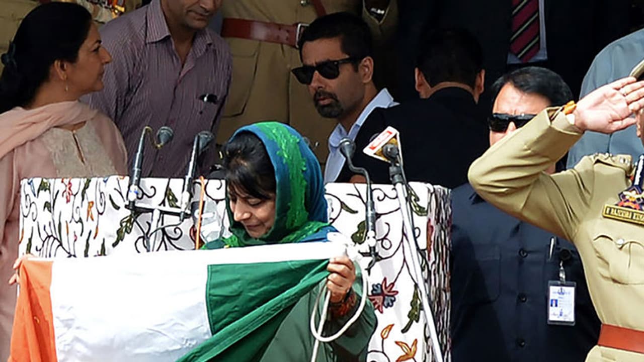 Oops! Flag falls off post as CM Mehbooba Mufti unfurls it Oops! Flag falls off post as CM Mehbooba Mufti unfurls it