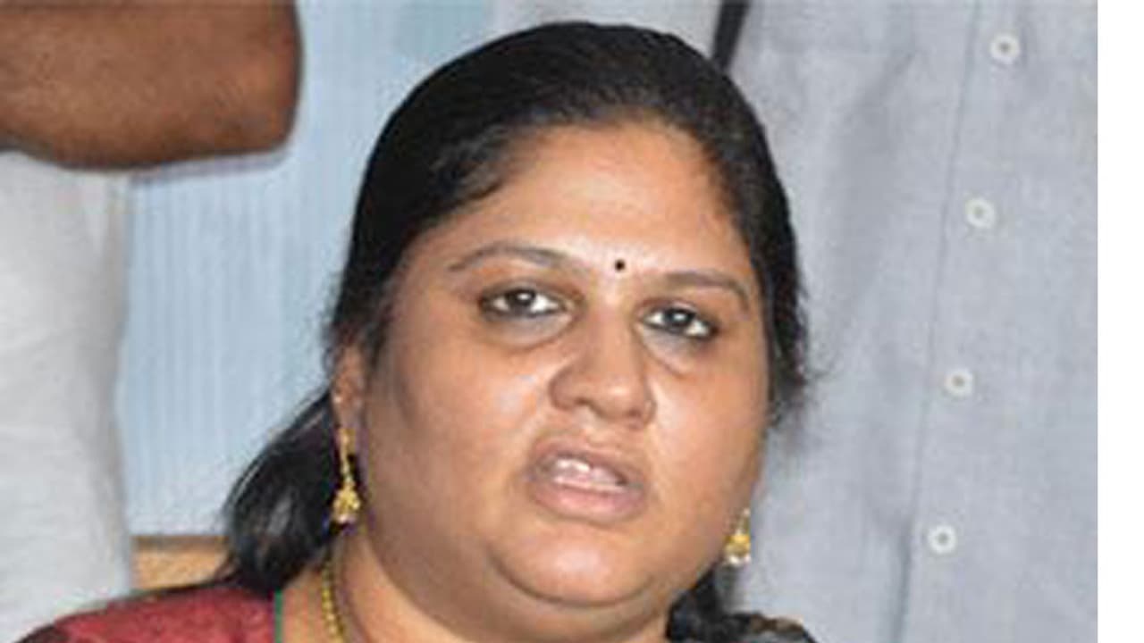 జగన్ పై దాడిని ఖండిస్తున్నా.. ఎంపీ కొత్తపల్లి గీత జగన్ పై దాడిని ఖండిస్తున్నా.. ఎంపీ కొత్తపల్లి గీత