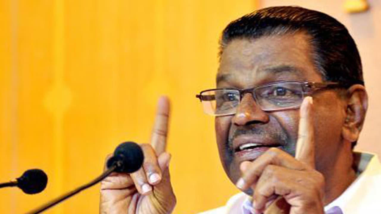 സോളാര്:പരാമര്ശങ്ങള് നീക്കണമെന്നാവശ്യപ്പെട്ട് തിരുവഞ്ചൂര് കോടതിയില് സോളാര്:പരാമര്ശങ്ങള് നീക്കണമെന്നാവശ്യപ്പെട്ട് തിരുവഞ്ചൂര് കോടതിയില്