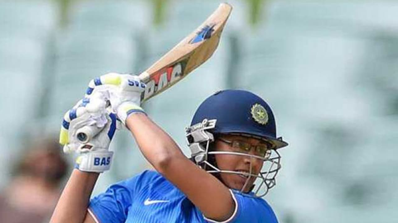 Smriti India's 2nd women cricketer to sign Big Bash contract Smriti India's 2nd women cricketer to sign Big Bash contract