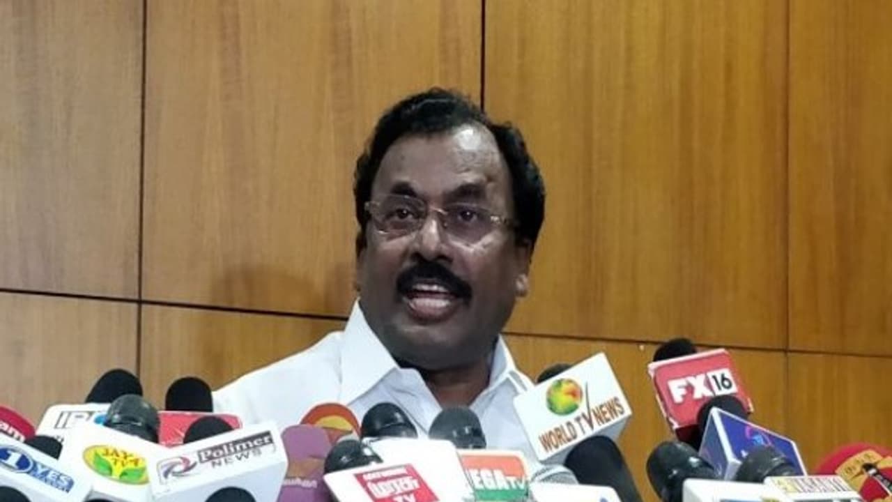 உண்மையான அதிமுக தொண்டன் இரட்டை இலைக்குதான் வாக்களிப்பான்.. அமமுகவை அடித்து துவைத்த சைதை துரைசாமி. உண்மையான அதிமுக தொண்டன் இரட்டை இலைக்குதான் வாக்களிப்பான்.. அமமுகவை அடித்து துவைத்த சைதை துரைசாமி.
