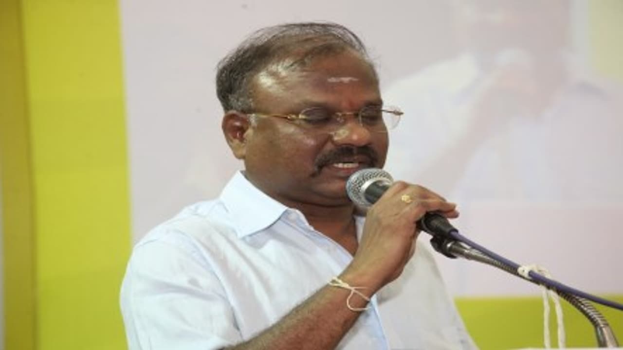 உங்கள் பிள்ளைகளை ஏன் அரசு பள்ளிகளில் சேர்க்க கூடாது? நீதிபதி சரமாரி கேள்வி உங்கள் பிள்ளைகளை ஏன் அரசு பள்ளிகளில் சேர்க்க கூடாது? நீதிபதி சரமாரி கேள்வி