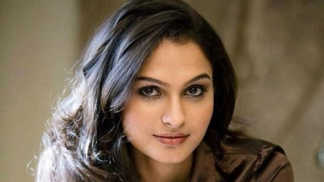 హీరోయిన్ కి బెదిరింపులు..ఆ పుస్తకం బయటకి రాదా..?